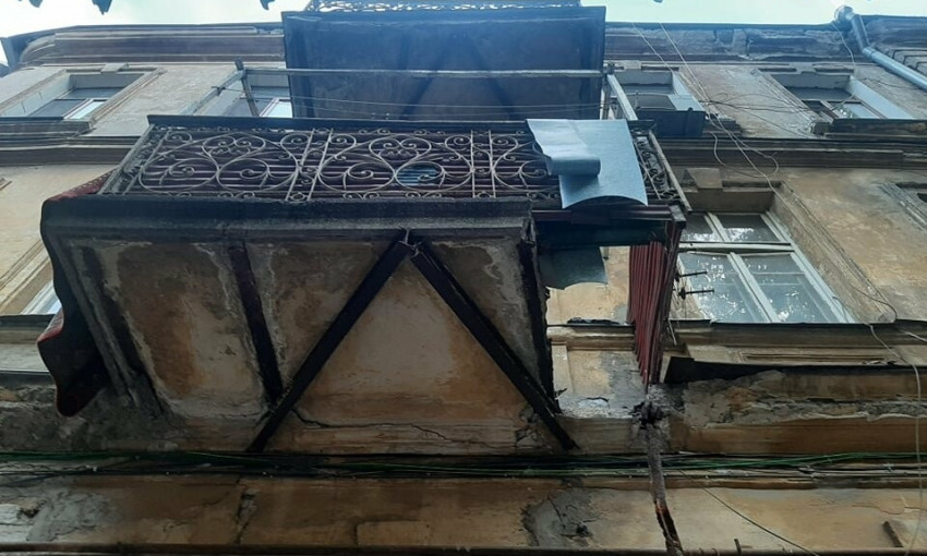 В Одессе со старого здания упал кусок балкона 