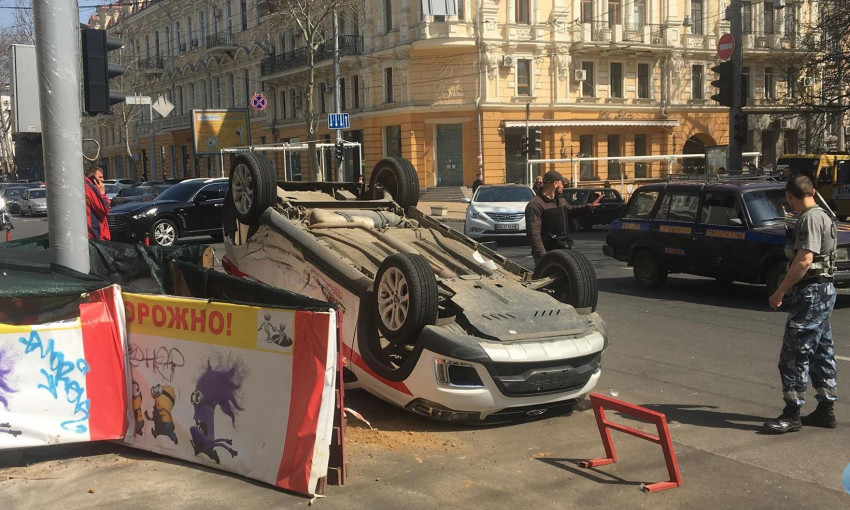 В Одессе перевернулся автомобиль оперативно-спасательной службы