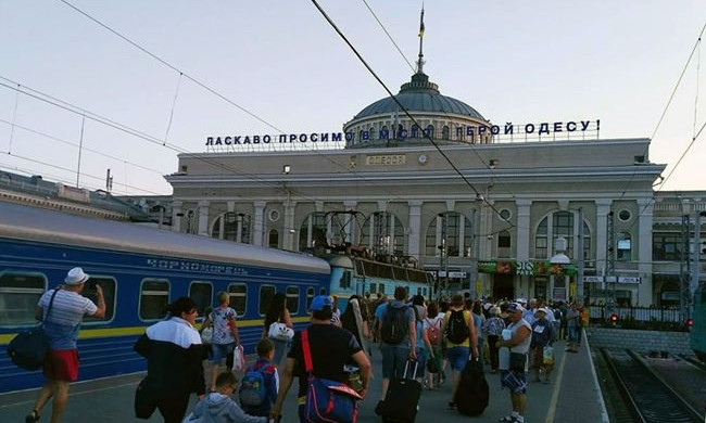 На ж/д вокзале Одессы решили подзаработать на бесплатном сервисе