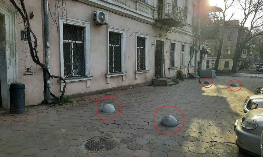 Одесситы пожаловались мэру на антипарковочные полусферы на тротуаре в центре города