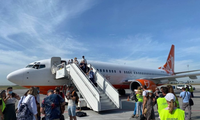 Одесский аэропорт снова в строю: новая ВПП приняла первый пассажирский рейс