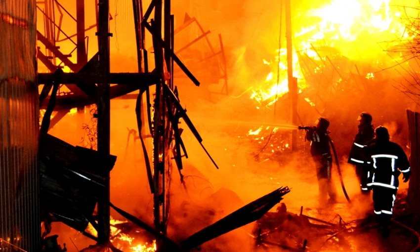 Масштабный пожар: на Даче Ковалевского сгорел причал, есть пострадавшие