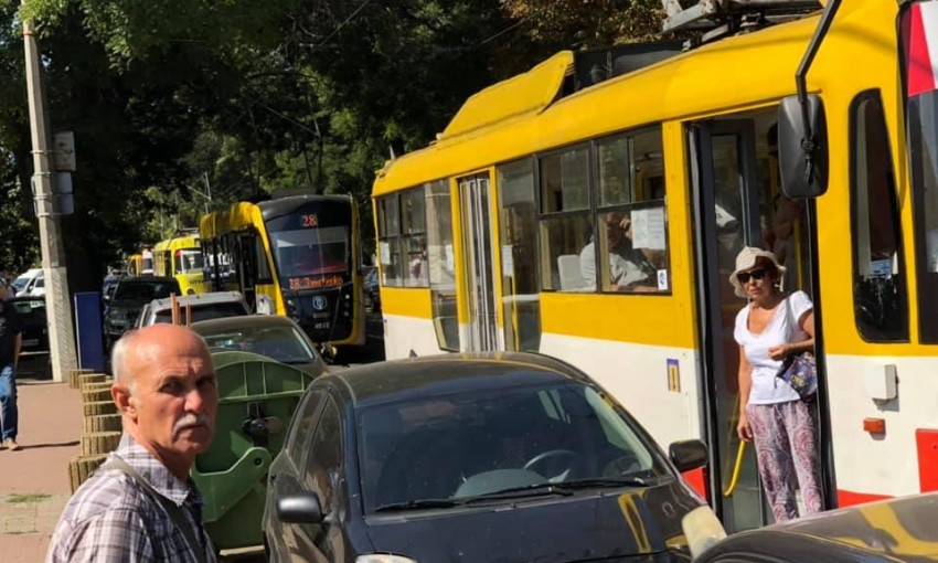 В Одессе автомобильный хам заблокировал движение общественного транспорта 