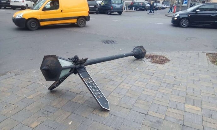 В Одессе упал уличный фонарь 
