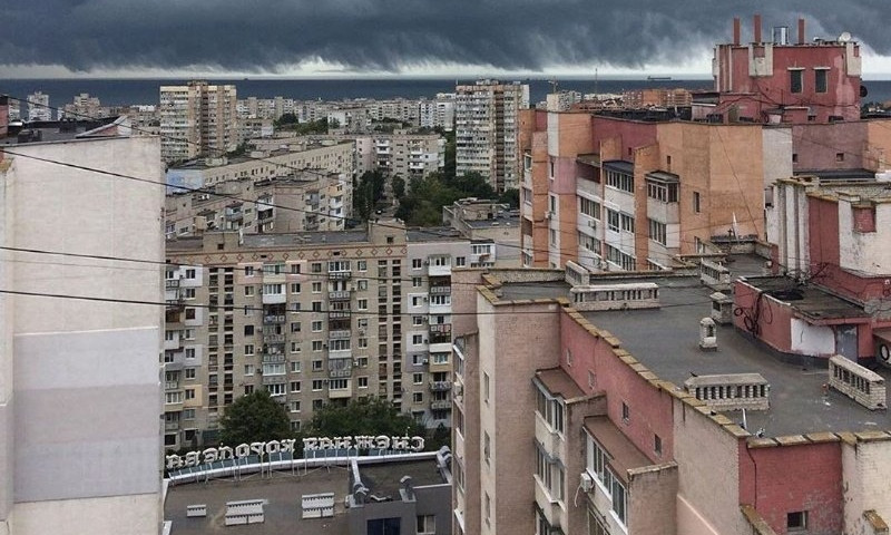 В Черноморске человек упал с 15 этажа 