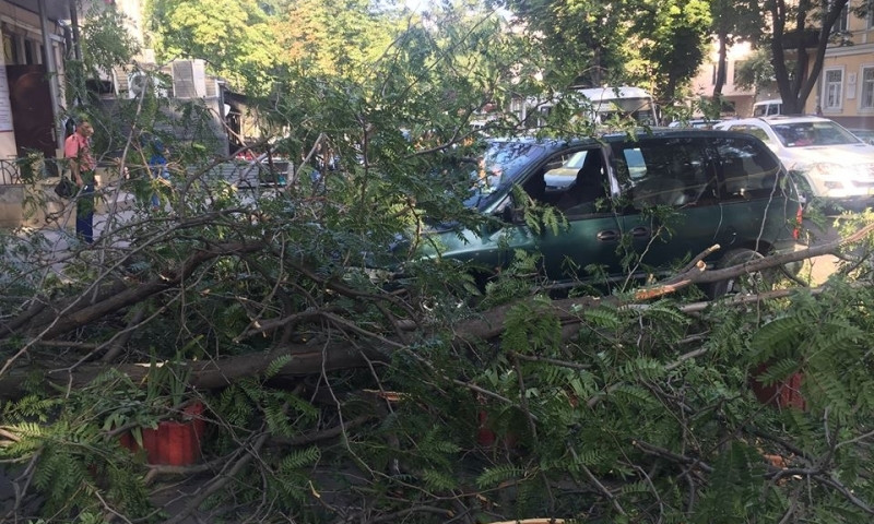 В центре Одессы повреждён автомобиль