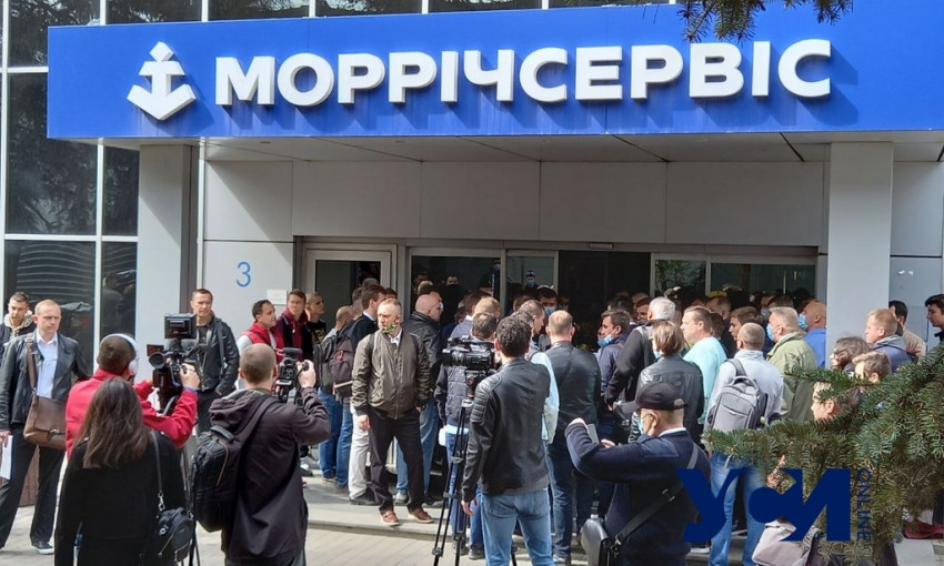 В Одессе около сотни моряков прорвались в офис Морречсервиса 
