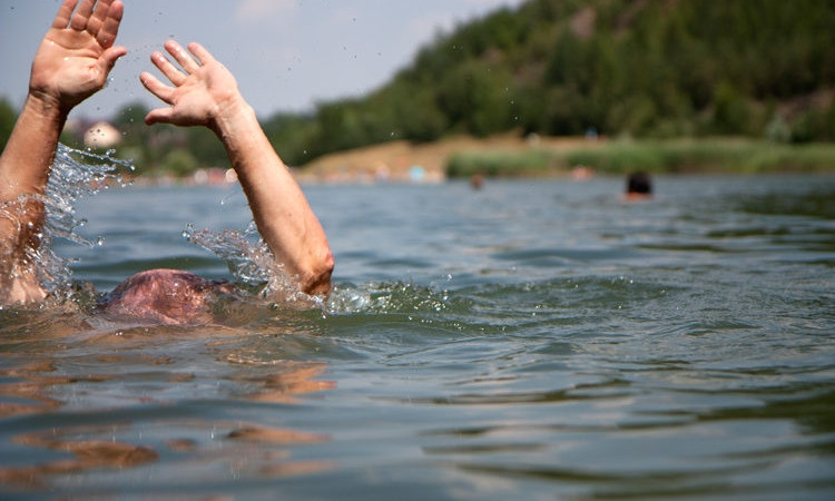 В Одесской области уже третьи сутки ищут мальчика в пруду одного из сёл