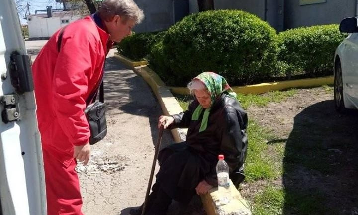 Жительница города помогла старушке на Лузановском пляже, которая не могла встать