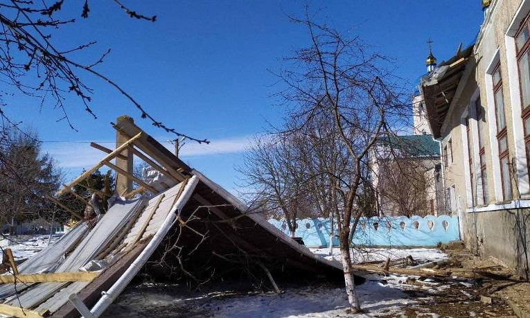 В Одесской области ветер снес крышу со школы 