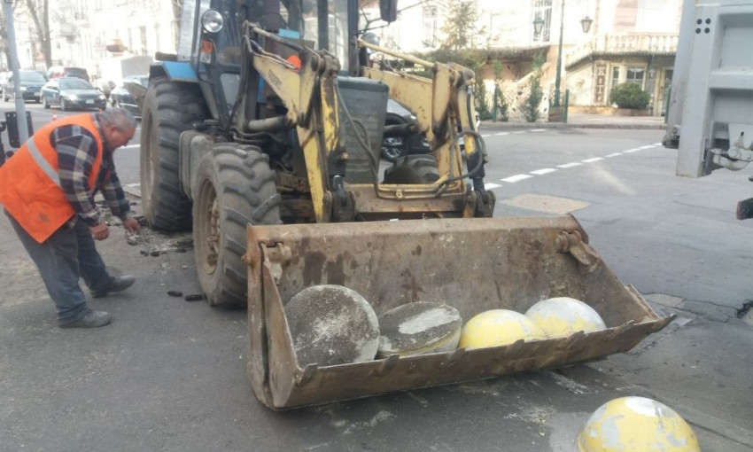 Дорожники убрали незаконные преграды на дорогах Одессы