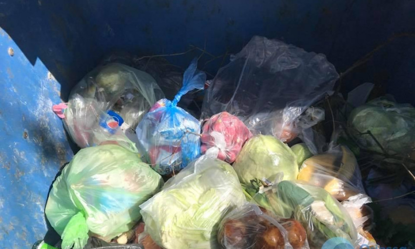 Один из одесских супермаркетов наполнил мусорный бак продуктами