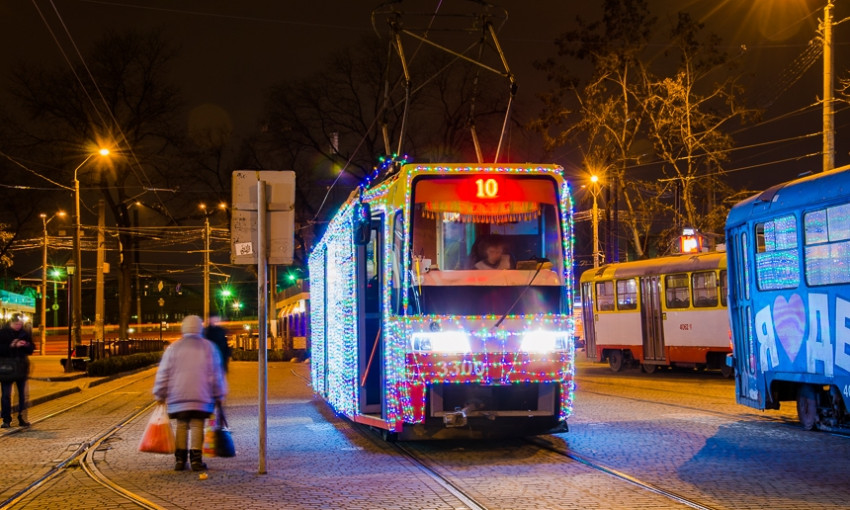 Новогодний трамвай лишился части гирлянд в результате ДТП