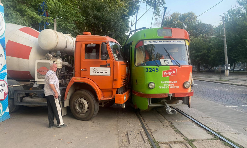В Одессе бетономешалка впечаталась в трамвай 