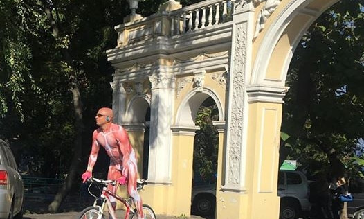 Курьёзы нашего города: новый велокостюм для мужчин