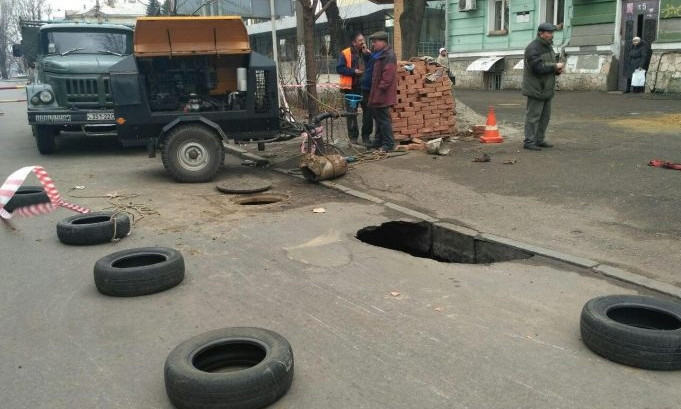 Одесские коммунальщики борются с провалом на Канатной (ФОТО)