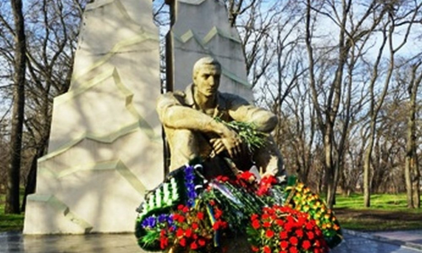 В парке Шевченко разрушается памятник воинам-интернационалистам (фото)