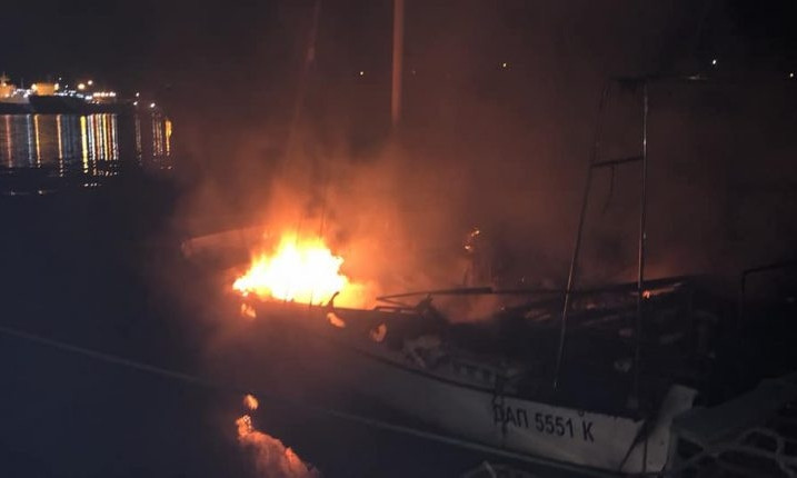 В селе Бурлачья Балка сгорела яхта депутата 