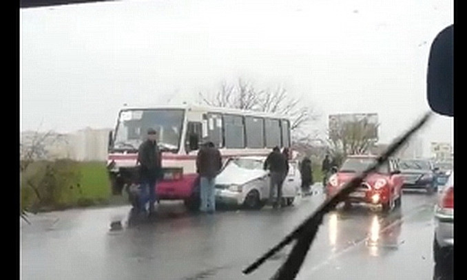 На трассе Одесса-Черноморск маршрутка столкнулась с автомобилем