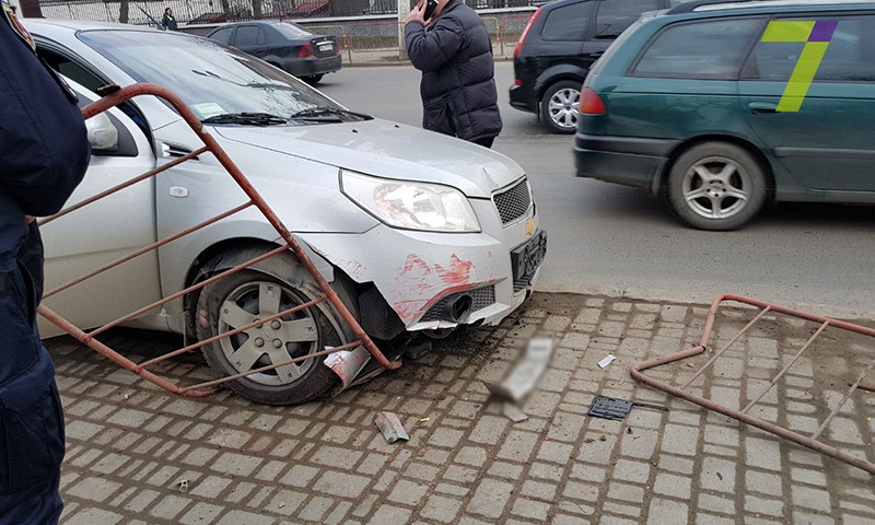 В Одессе Chevrolet снёс забор (ФОТО)