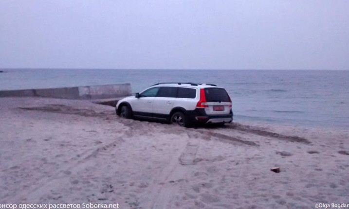 Автохам на внедорожнике застрял в песке на пляже