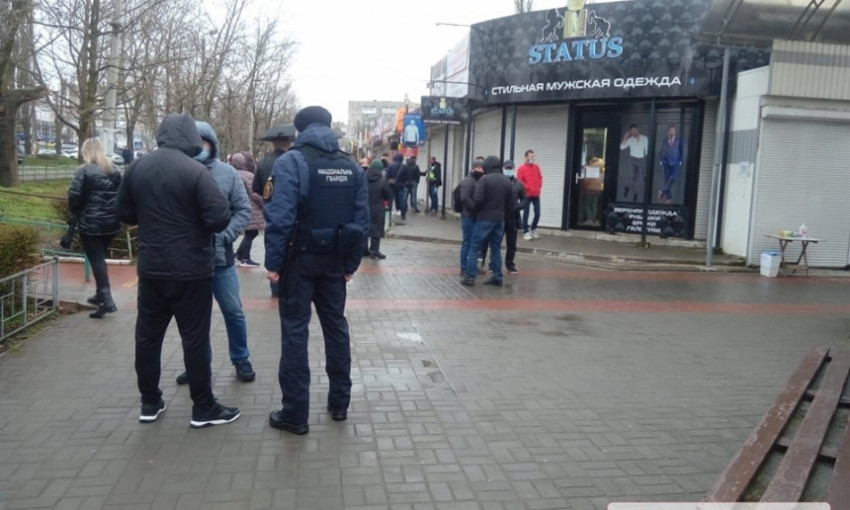 В Николаеве пытались закрыть рынок на карантин – торговцы дали отпор представителям власти