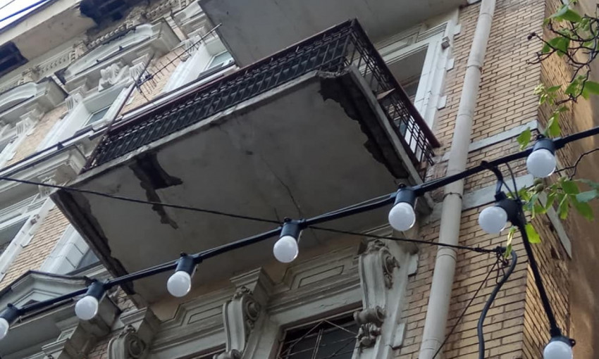 Опасная Одесса: в центре города вследствие ливня рушатся балконы