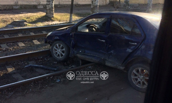 В Одессе на Пересыпи автомобиль вылетел на рельсы