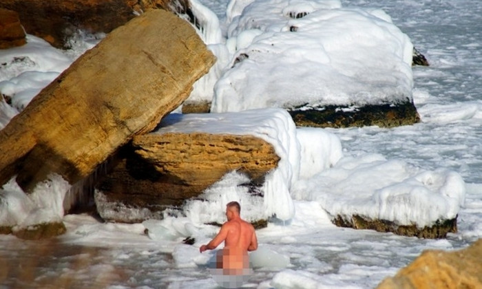 В студёной воде Чёрного моря был замечен мужчина в костюме Адама