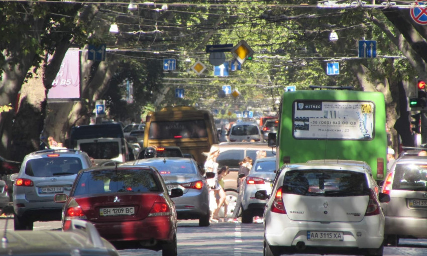 Парковочные столбики, новая разметка и подсветка переходов: в Одессе изменили программу дорожной безопасности 