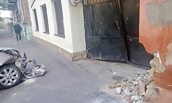 Авария на Старопортофранковской: автомобиль врезался в дом