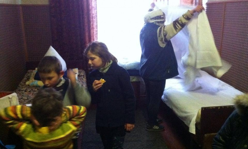 Помогите спасти семью из Крыма, необходимы временное жильё, одежда и обувь