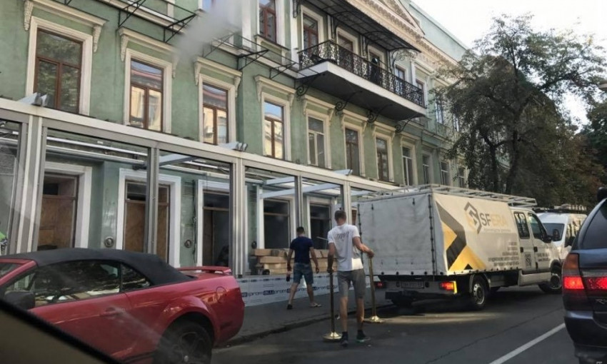 В центре Одессы ресторан расширился за счет тротуара