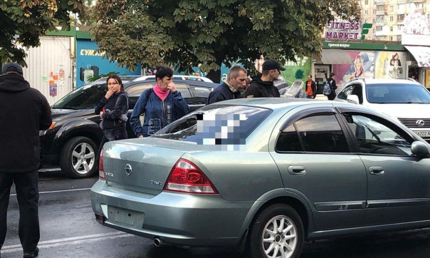 На Таирова автоледи протаранила протестующих (ФОТО)