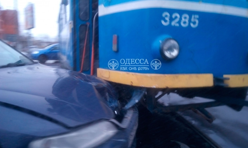 Авария на Котовского: автомобиль угодил под колёса трамвая