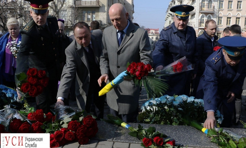 Одесситы возложили цветы к памятнику Кобзарю