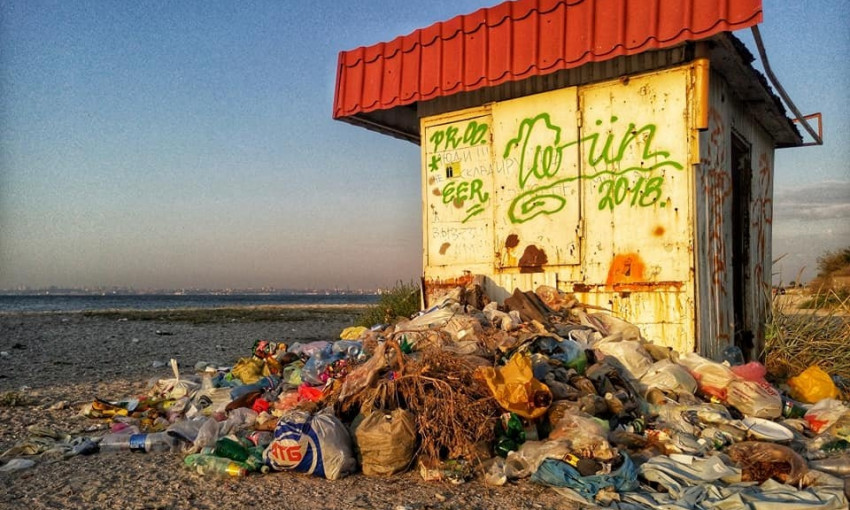 Одесский пляж захламили мусором (ФОТО)