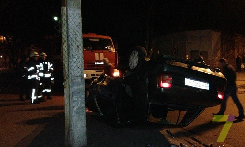 В Одессе в результате ДТП перевернулось авто