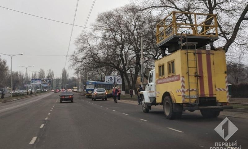 Трамвай тащило боком 15 метров, — очевидцы об одесском ДТП