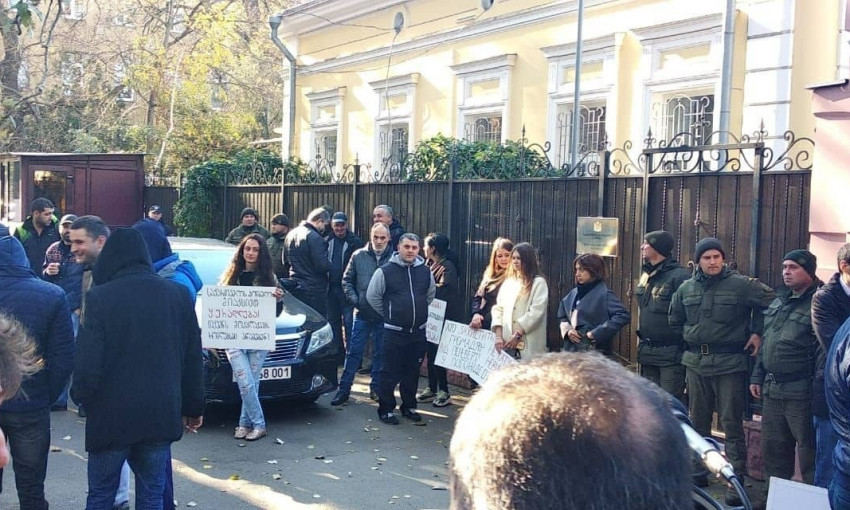 Под консульством Грузии проходит акция протеста (ФОТО)