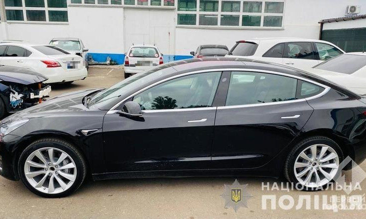 В Одессе автомойщик взял покататься автомобиль Tesla, принадлежащий клиенту 