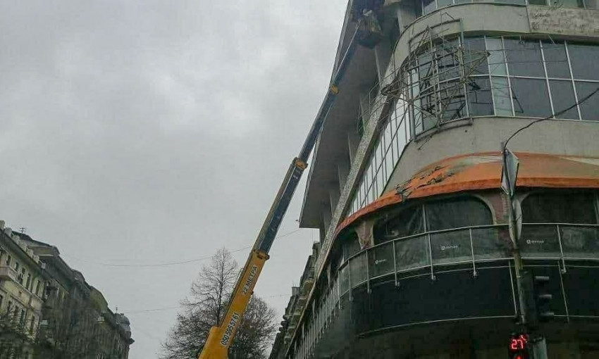 В Одессе с обрушенного здания убирают опасный карниз 