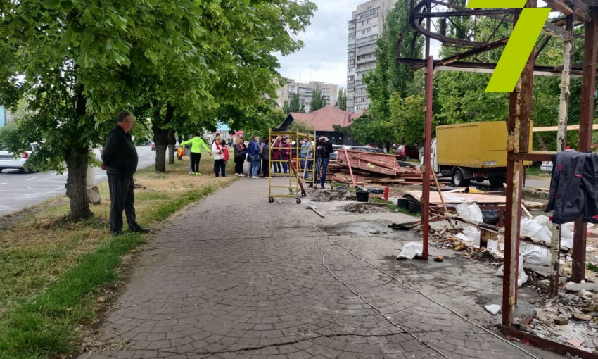 В Одесе посреди тротуара строят МАФ 