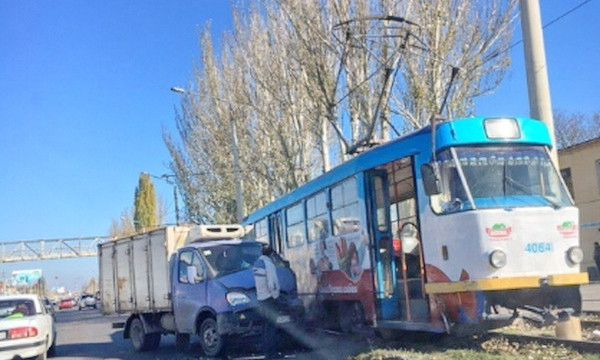 Авария: грузовик влетел в трамвай