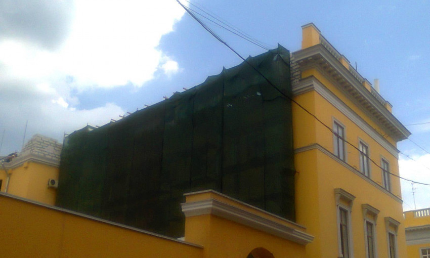 Памятнику архитектуры на Приморском бульваре достраивают лишний этаж