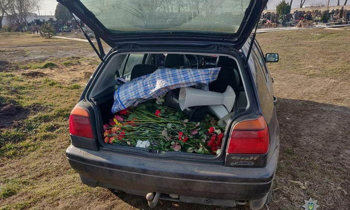 С одесского кладбища похитили цветы для дальнейшей реализации на рынке