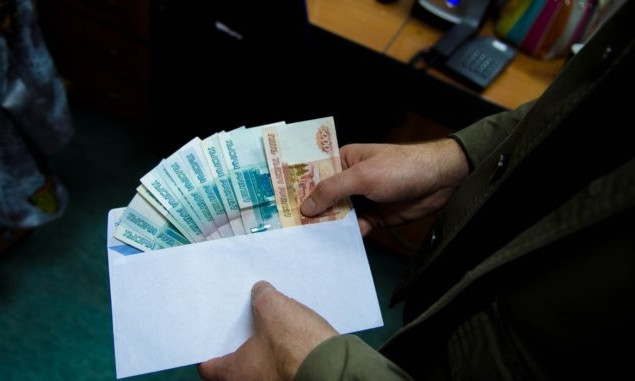 Попавшиеся на взятке в $40 тыс. чиновники Одесской области вышли под залог