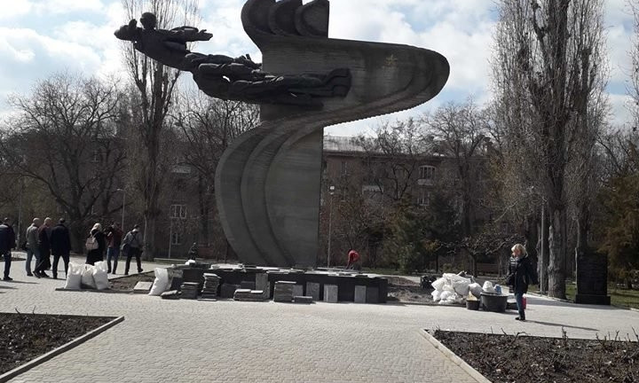 Монумент героям-летчикам будет обновлен к 10 апреля 
