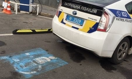 Одесские патрульные припарковались на месте для инвалидов (ФОТО)