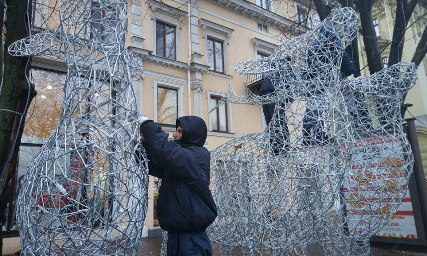 На главной улице Одессы установили новогоднюю композицию